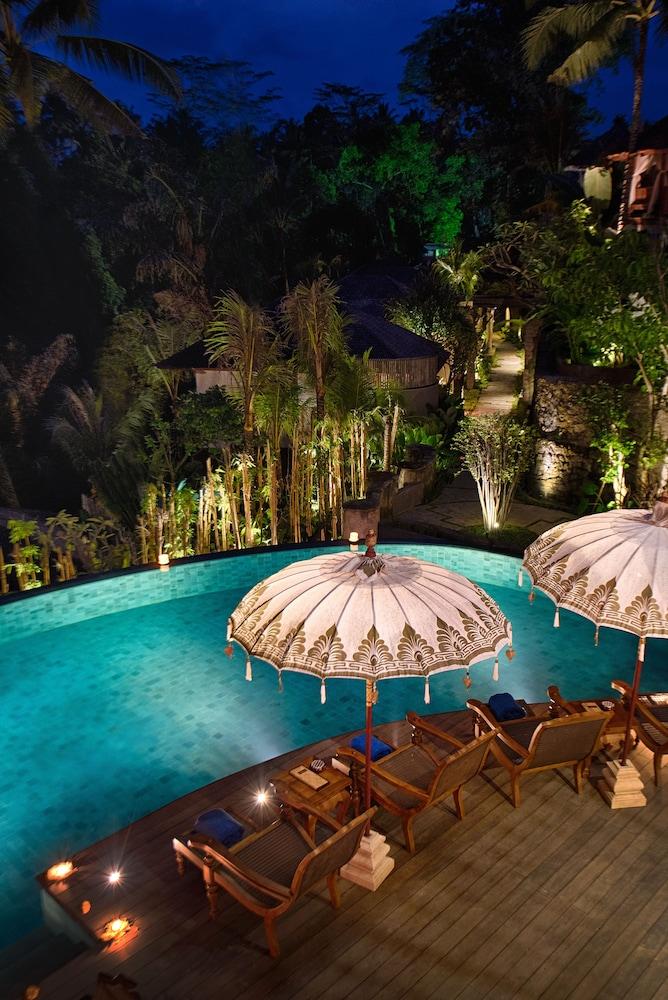 Natya Resort Ubud Экстерьер фото The resort's main pool at night